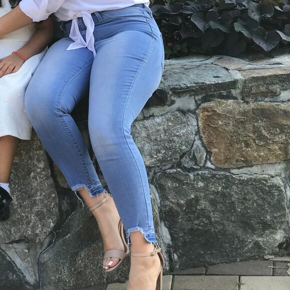 Mossimo High Rise Jegging Crop Jeans 6/28R Shark Bite Hem Light Wash - Picture 7 of 7